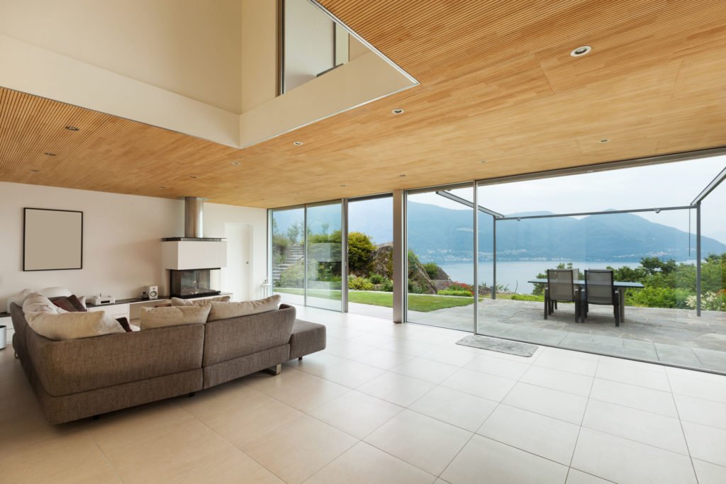 véranda, prix véranda pas chère, réglementations véranda, une villa moderne située en montagne avec une veranda en aluminium
