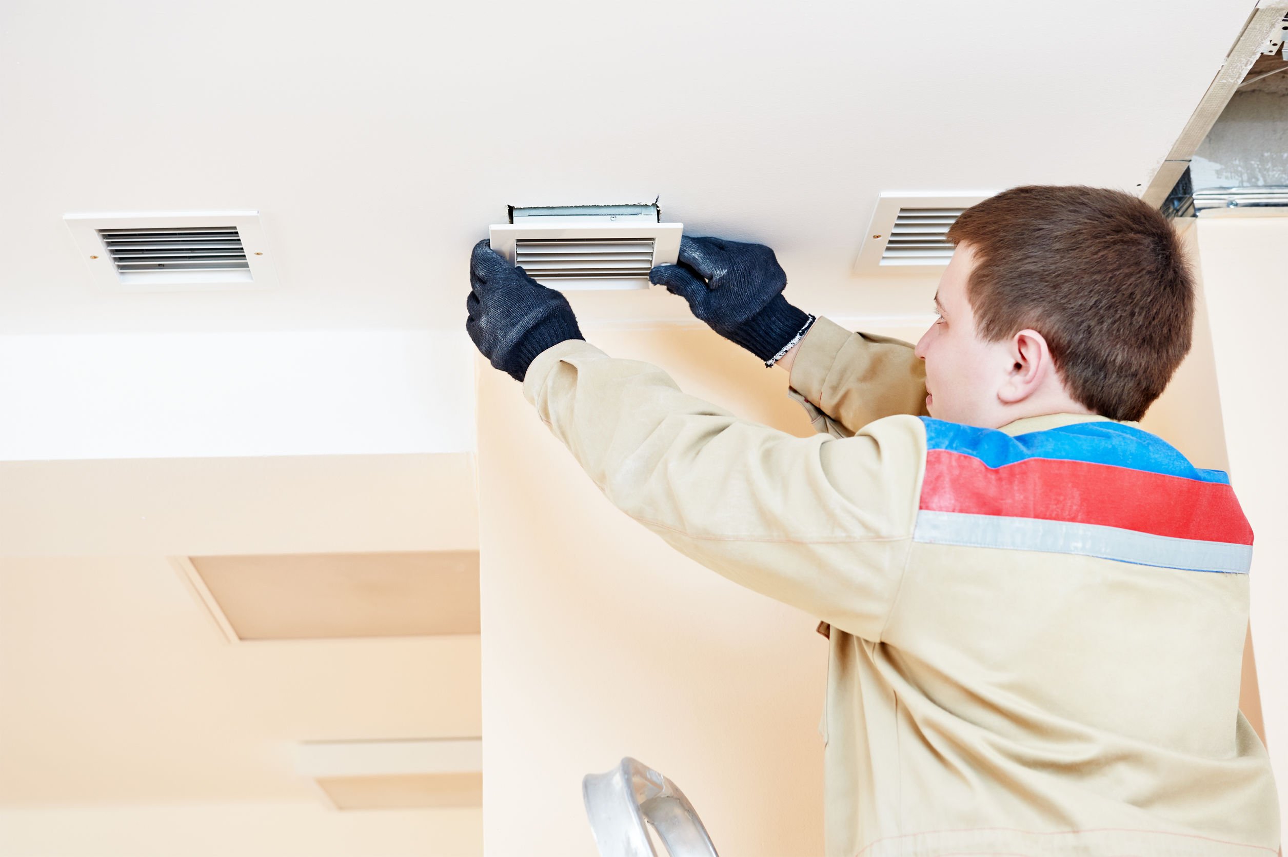 pose au plafond des finitions (filtres) pour un système de ventilation ou d'air conditionné, prix d'installation climatisation, climatiser une maison