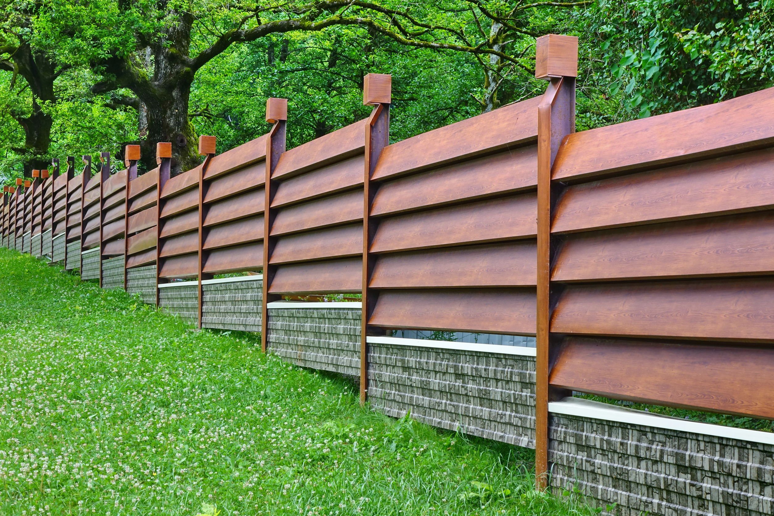 prix réparation clôture bois, Clôture alliant bois et métal