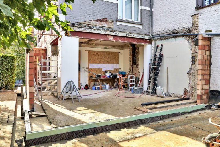 Construction d'une extension sur une maison classique en brique