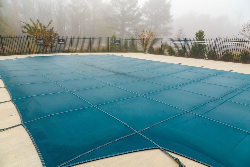 Couverture de piscine dans le brouillard, prix protection piscine