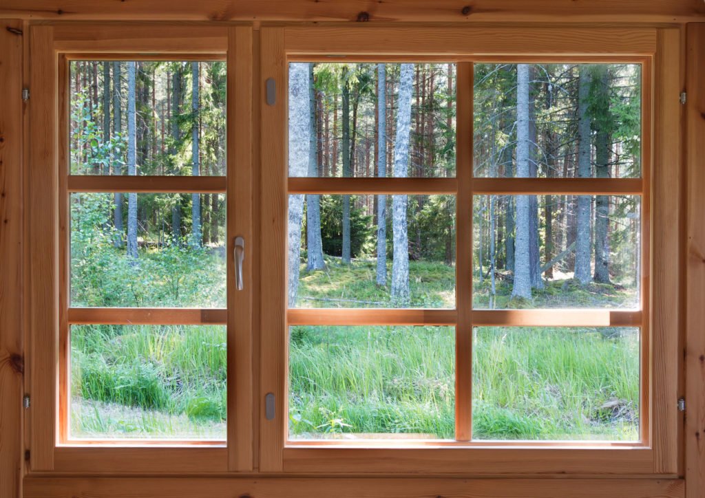 Fenêtre en bois donnant sur de la verdure en campagne, prix