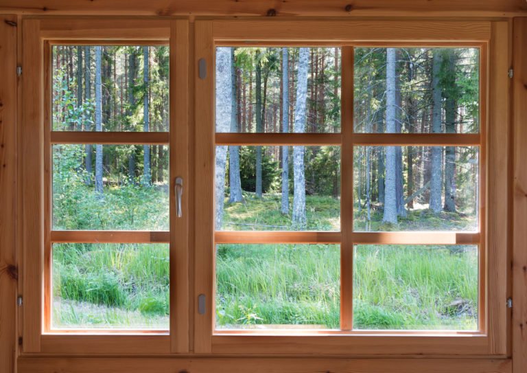 Fenêtre en bois donnant sur de la verdure en campagne, prix