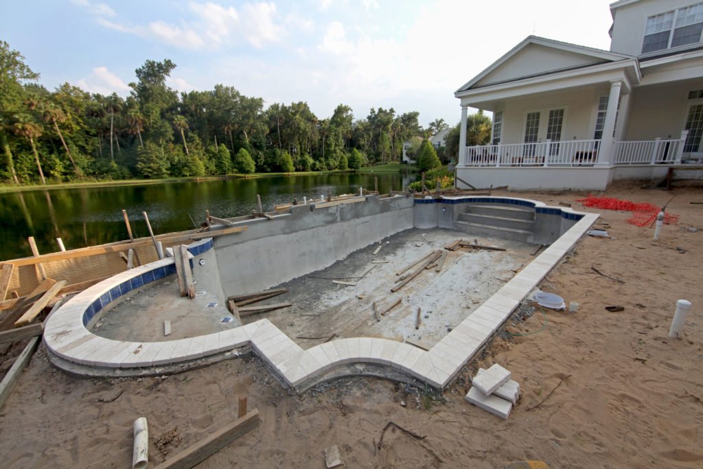 Installation d'une piscine moderne, impôts piscine, coût rénovation piscine