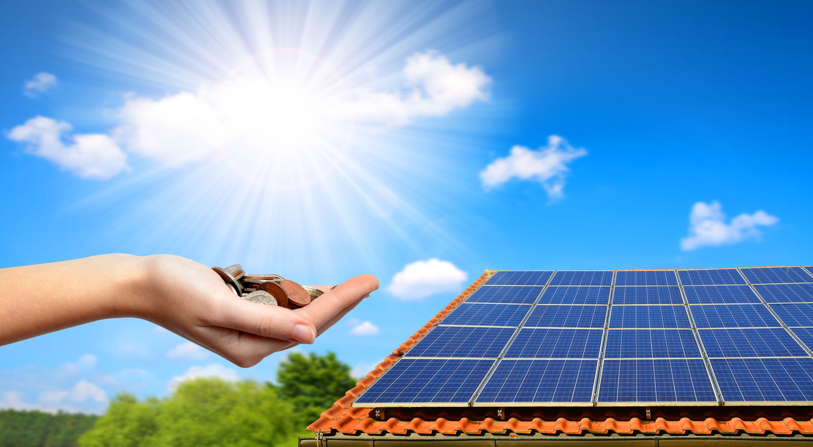 aides panneaux photovoltaïques,Panneau solaire sur le toit d'une maison avec pièces de monnaies pour signifier les économies d'énergies, prix des énergies