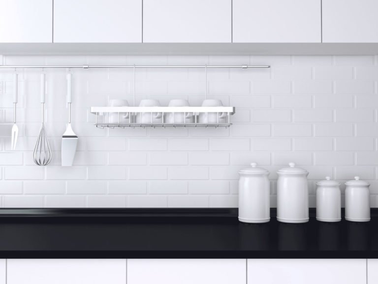 prix plan de travail en verre noir et meuble blanc dans une cuisine moderne