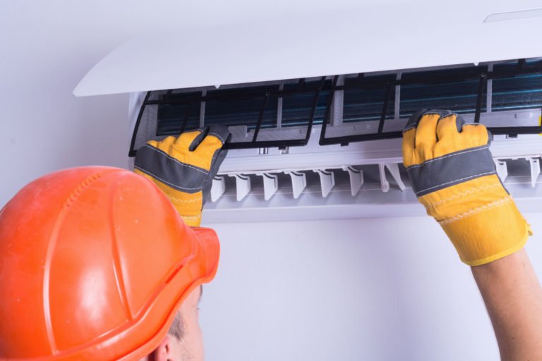Remplacement et entretien des filtres d'un climatiseur par un ouvrier