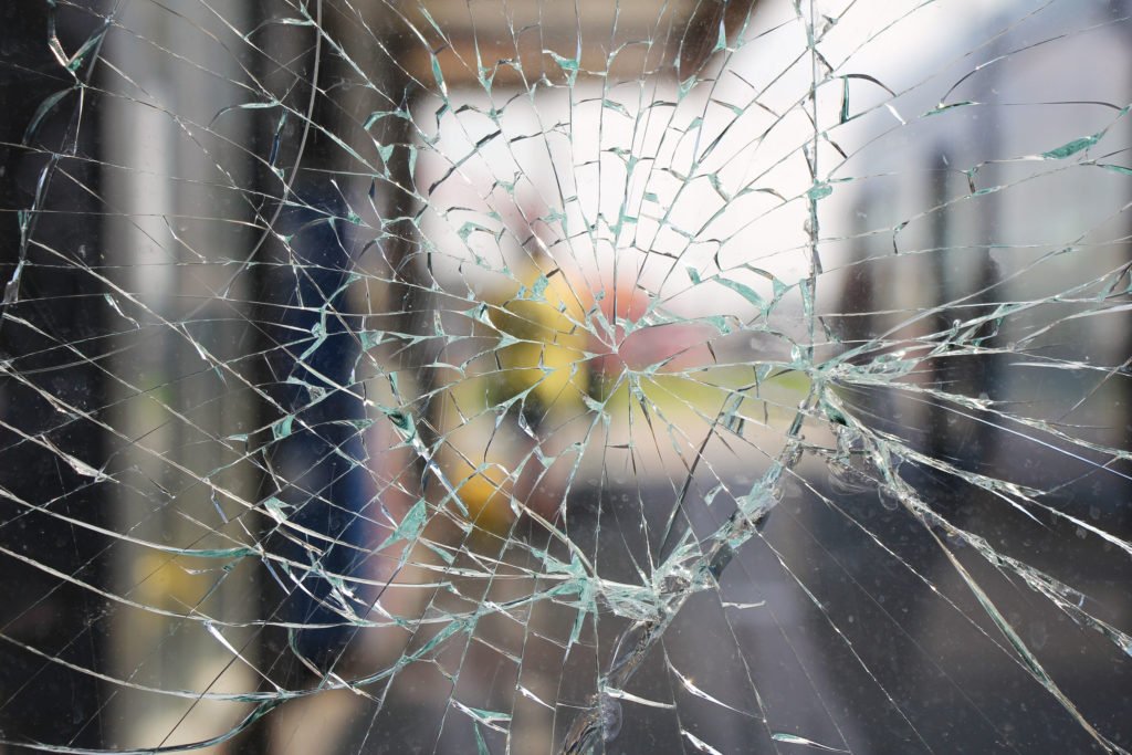 Une vitre cassée sur une fenêtre ou une porte, prix remplacement vitre