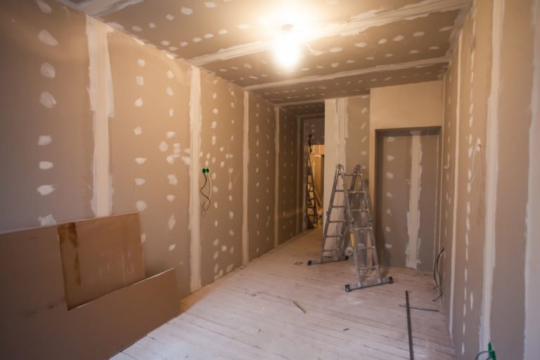 réglementation isolation, début de l'installation de l'isolation thermique ou phonique dans un appartement ou une maison en construction