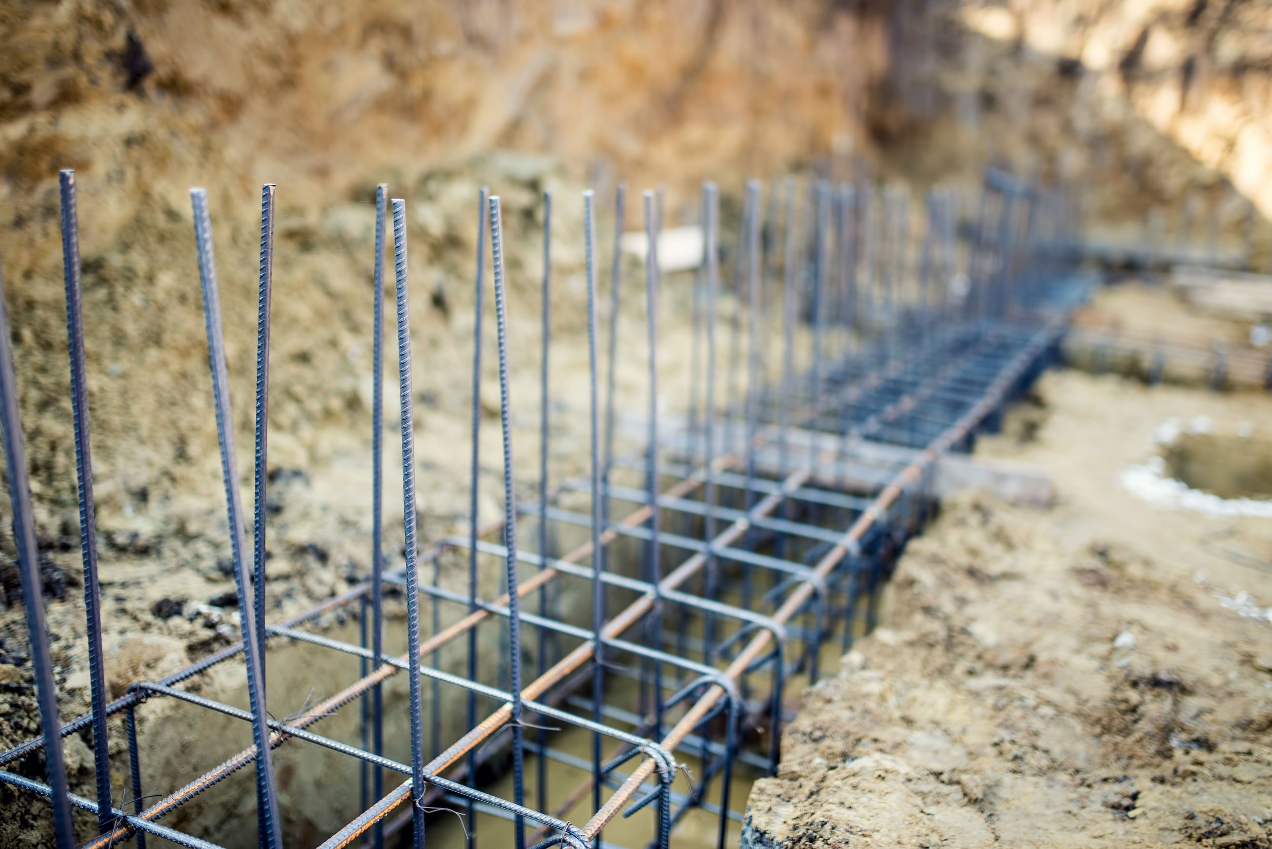 Construction : Préparation des fondations avec la mise en place des barres métalliques nécessaire au béton armé, terrain consctrutible, ferraillage