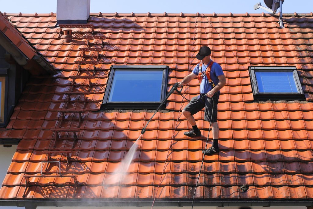 prix toiture m², nettoyage de la toiture par jet d'eau