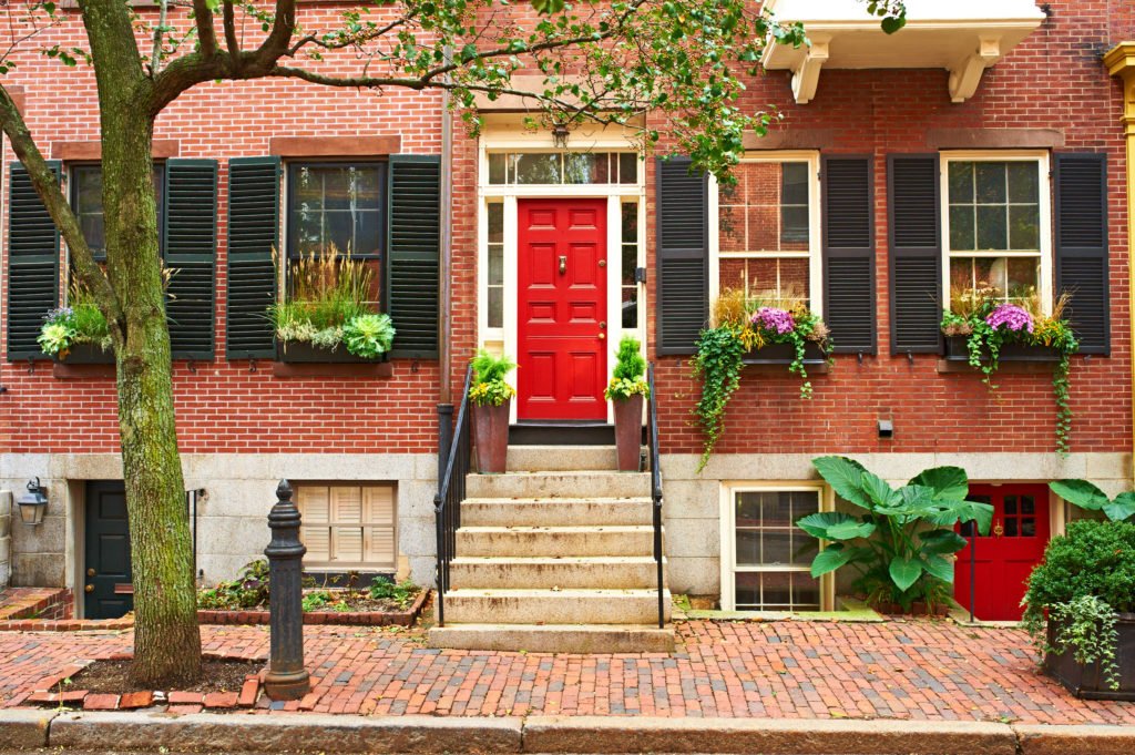porte d'entrée bois, porte d'entrée d'une maison donnant sur une rue de la ville de Boston