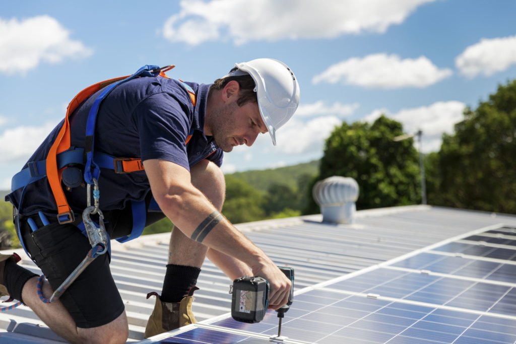 prix réparation panneaux photovoltaïques,installation ou entretien d'un panneau solaire par un ouvrier spécialisé
