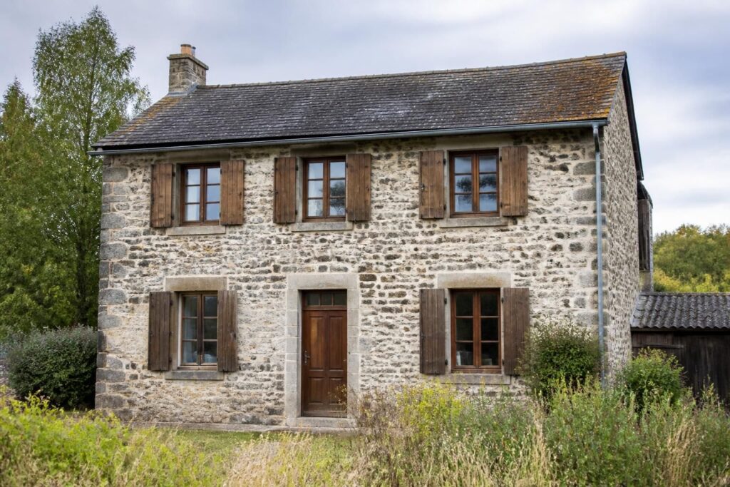 découvrez le budget travaux moyen pour restaurer une maison ancienne en auvergne en 2026 et préparez votre projet immobilier avec conseils et estimations détaillées.