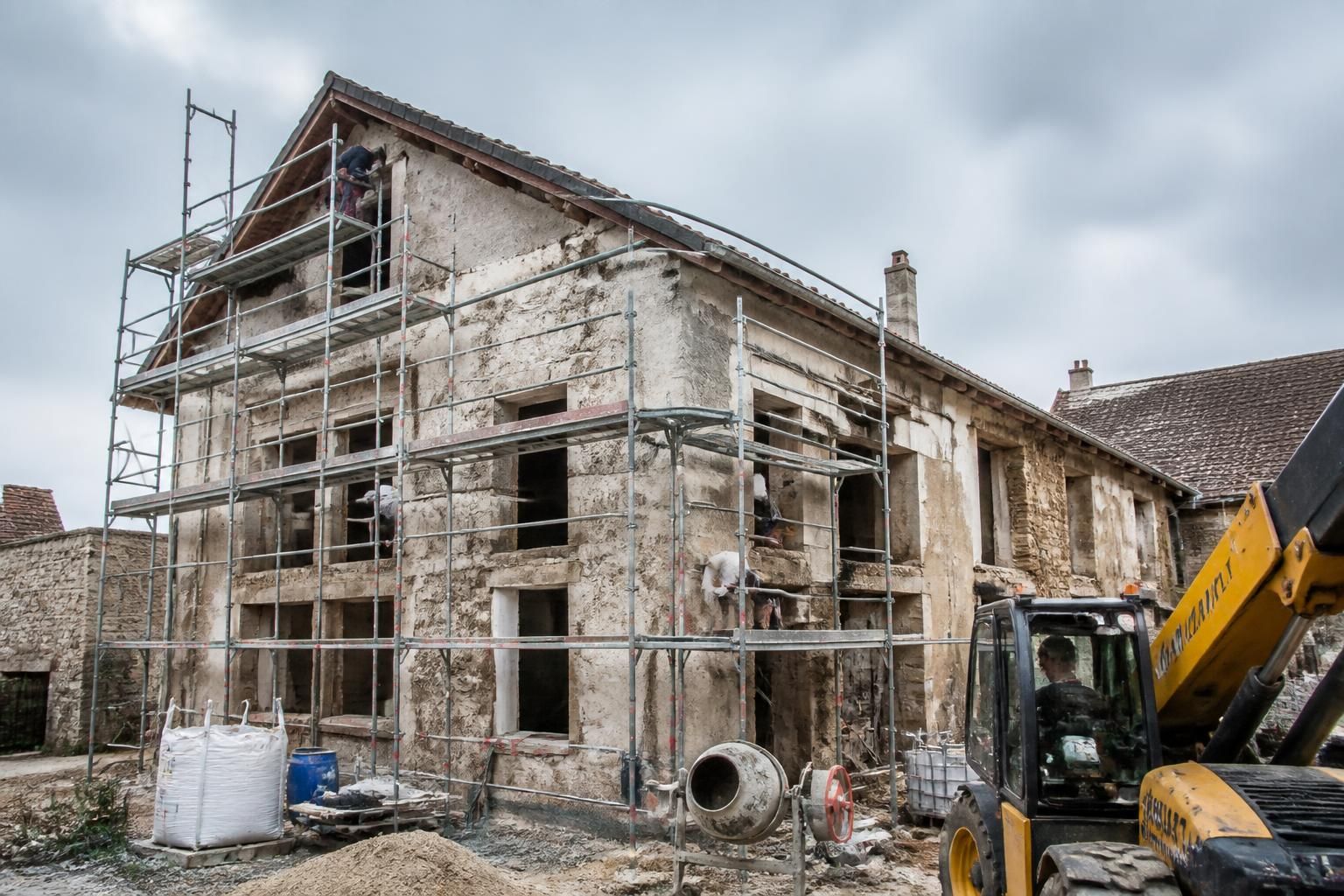 découvrez les coûts et astuces pour réussir vos travaux de rénovation d'une maison ancienne dans la région grand est. transformez votre habitat avec nos conseils pratiques.